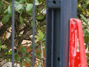 Clip pour poteau à clips RAL7016 – Image 3