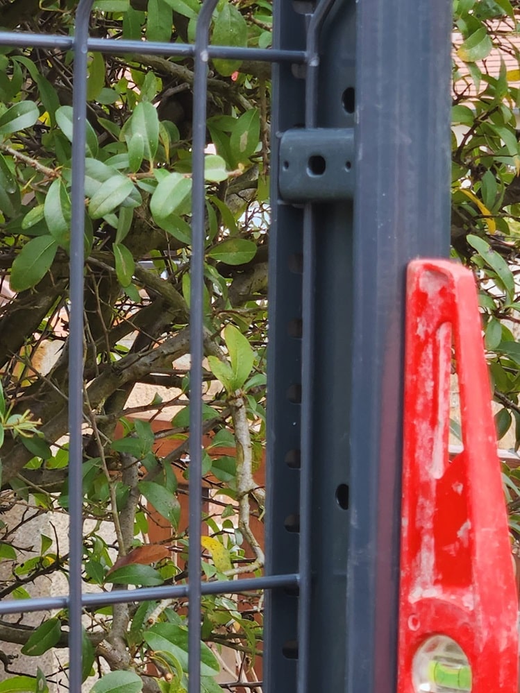 Clip pour poteau à clips RAL7016 – Image 3