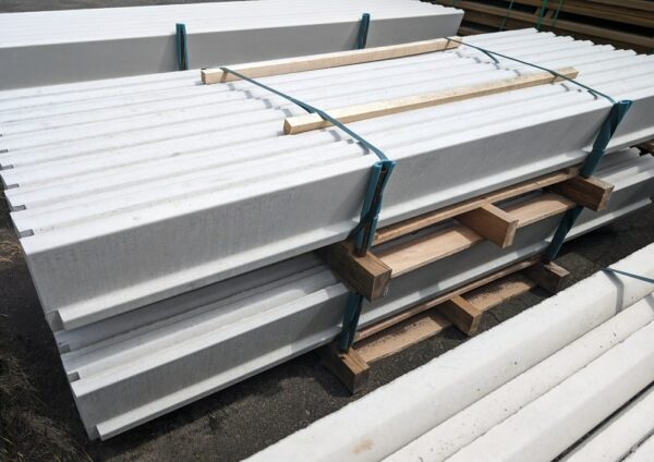 Soubassement béton de 25 cm pour poteaux à clips